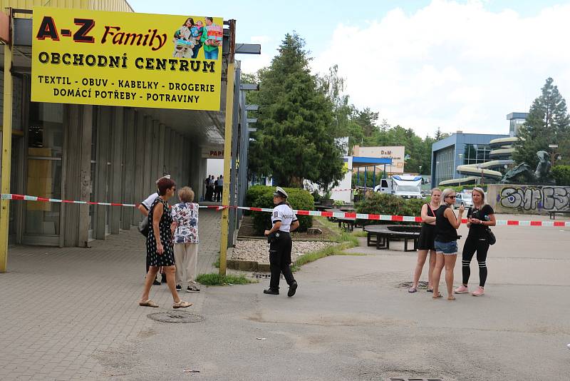 V úterý ráno obsadili a neprodyšně uzavřeli centrum Žďáru nad Sázavou policisté.