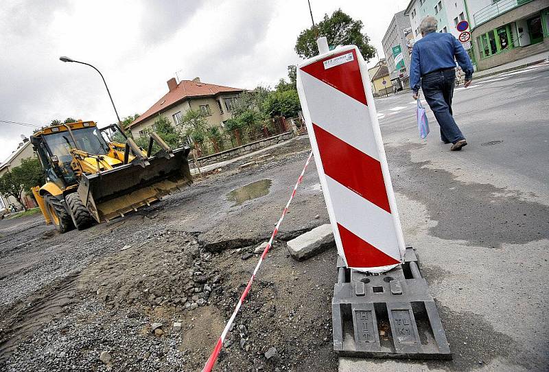 Neukáznění řidiči projíždějí ve Žďáře ulicí Smetanova i přes zákaz. Ten platí pro jeden jízdní pruh. 