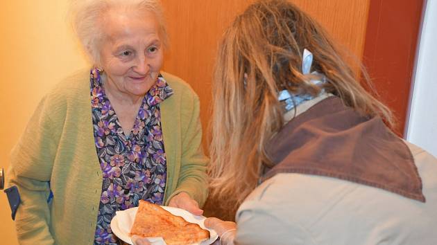 Pečovatelky padají vysílením, velkomeziříčský domov důchodců potřebuje pomoc