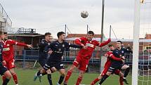 Fotbalisté Slovácka B (v černém) ve 22. kole MSFL podlehli na kunovické Bělince Velkému Meziříčí (v červeném) 0:1.