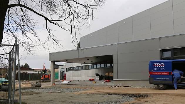 Koronavirus brzdí stavbu sportovní haly v Novém Městě na Moravě