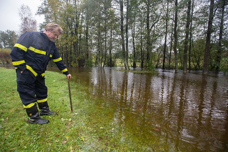 Rozvodněná řeka Fryšávka v Kuklíku na Žďársku.