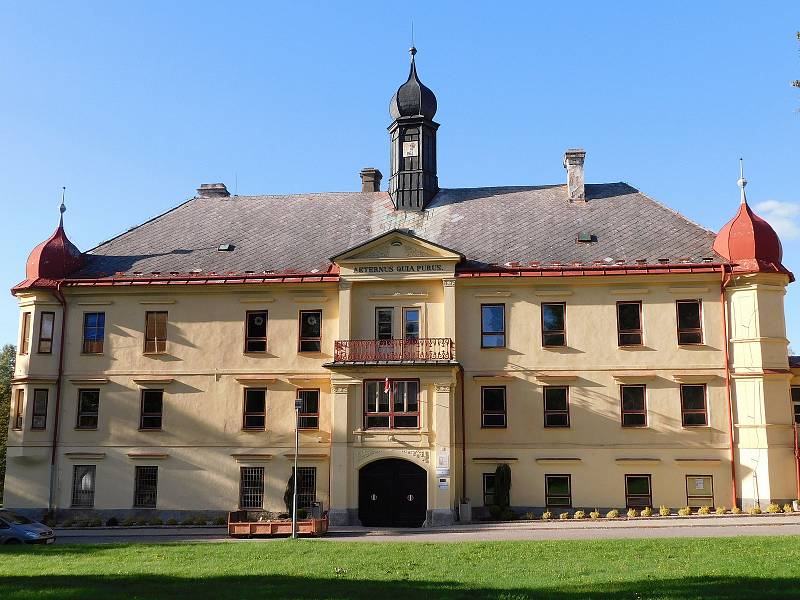 Okolí zámku v Dolní Rožínce.