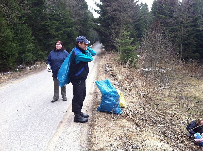 Uklízení odpadků při akci Čistá Vysočina.