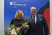 Simona a Tomáš Vojtěchovi ze společnosti Flexipal sídlící v Křoví na Žďársku získali ocenění EY Podnikatel roku 2022 Kraje Vysočina.