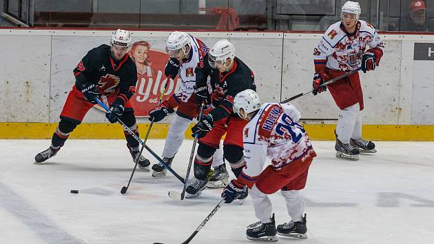 Ve středečních utkáních 32. kola 2. ligy dokázali hokejisté Havlíčkova Brodu (v bílých dresech) i Žďáru nad Sázavou (v černo-červeném) zvítězit.
