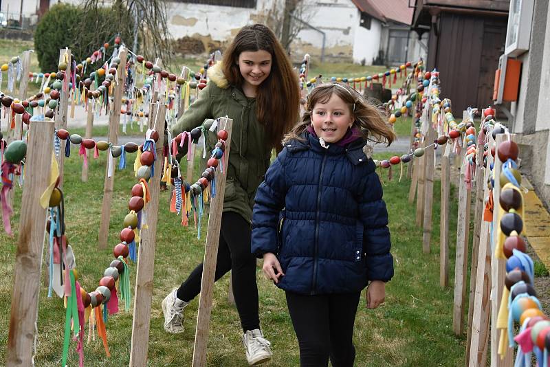 Vajíčkové bludiště staví v Rosičce rok co rok. Užívají si ho malí i velcí