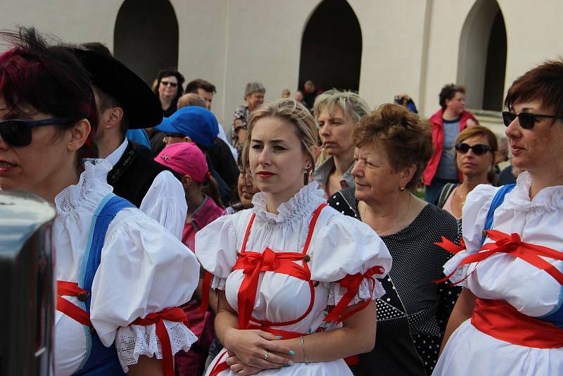 Lidová krojová pouť ve Žďáře nad Sázavou - po dlouhých letech obnovená místní tradice. Procesí se vydalo z baziliky Nanebevzetí Panny Marie v areálu bývalého kláštera ke kostelu svatého Jana Nepomuckého na Zelené hoře.