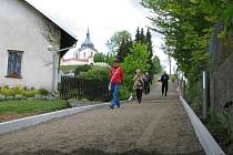 Bezpečnější a zároveň malebnější cestu ze zámku na Zelenou horu budou mít turisté ve Žďáře nad Sázavou. Rekonstrukce má být hotová do června. 