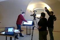 Průvodcem Toulavé kamery byl v expozicích nového muzea majitel žďárského zámku Constantin Kinský.  