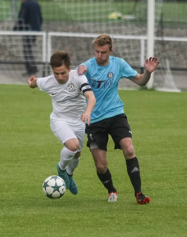 Pouťové derby mezi domácím Žďárem nad Sázavou (v bílém)  a Velkou Bíteší bylo rozhodnuté již po pětačtyřiceti minutách. FC Žďas vedl v poločase už 3:0, po změně stran pak přidal ještě další dvě branky.