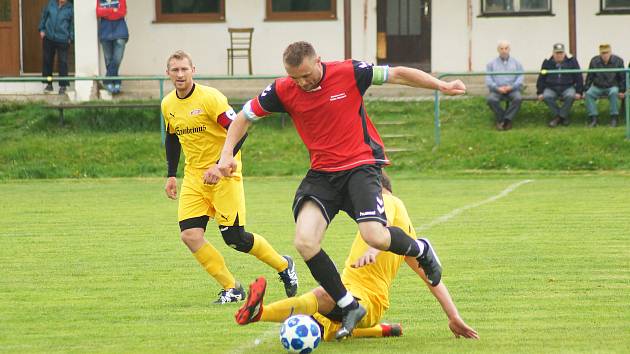 Fotbalisté rezervy Nové Vsi (v červeném dresu kapitán Petr Bureš) zvítězili v Křoví 6:0. Bobrová (ve žlutém) pak nasázela nováčkovi z Jimramova osm branek.