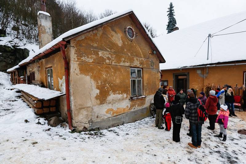 Halas a smích návštěvníků i řinčení zbraní bylo v pátek odpoledne slyšet od staré katovny ve Velkém Meziříčí. Členové společnosti historického šermu TAS tam uspořádali den otevřených dveří.