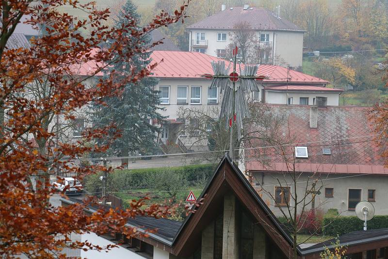 Zcela netradičně naleznou návštěvníci křížové cesta  kromě čtrnácti tradičních zastavení ještě jedno navíc.