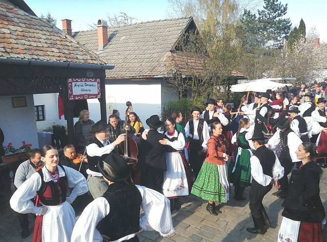 Petr Broža navštívil Velikonoční slavnost v maďarské vesničce Hollókő. Obec se především díky svému historickému centru zapsala na seznam UNESCO.