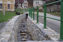 Okolo Ubušínského potoka jsou nově vybudované opěrné zdi, které mají zabránit povodním. 