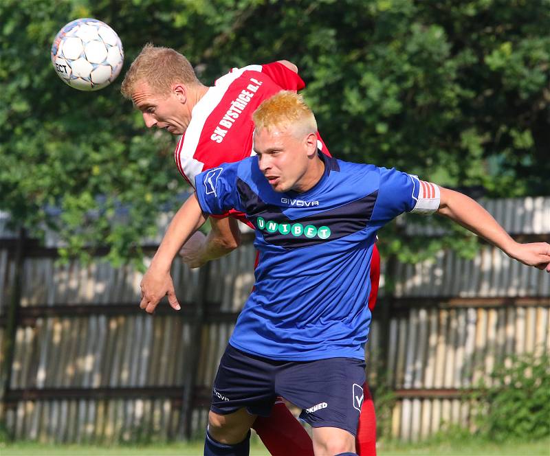 V posledním kole fotbalisté Bystřice (v červeném) zdolala Přibyslav (v modrém) 6:3.