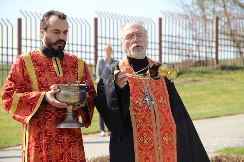 Ostatky sedmi vojáků Rudé armády, kteří zahynuli při osvobozování Žďárska na jaře 1945, byly v sobotu 25. dubna 2015 ve Žďáru nad Sázavou pietně uloženy do hrobu na novém hřbitově.