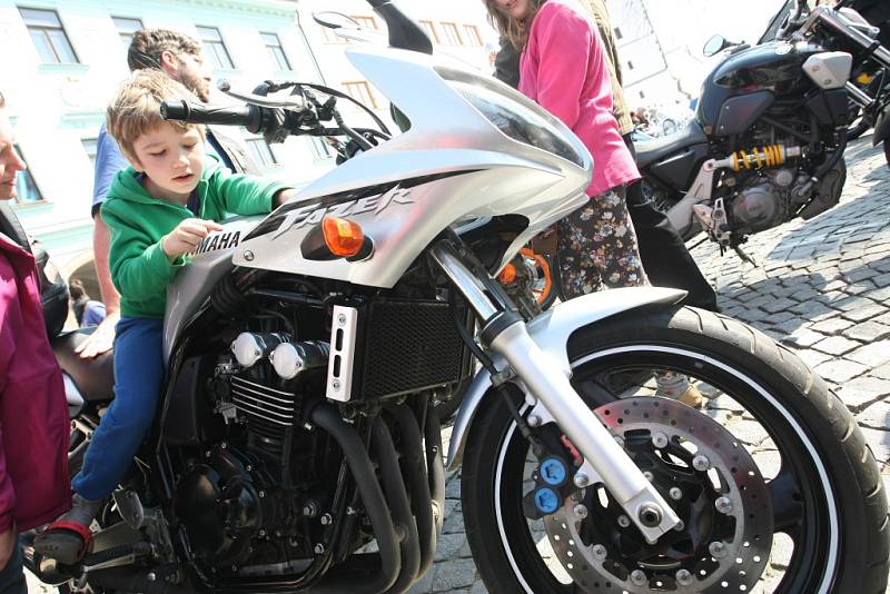 Jako první na Vysočině zahájili v sobotu letošní sezonu motorkáři ve Velkém Meziříčí. Na tamním náměstí se jich sešlo několik set, ke zdařilé akci přispělo slunečné počasí.