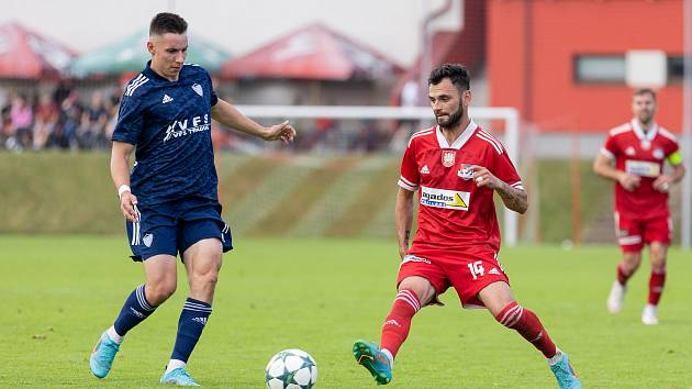 Obě dvě derby uplynulé sezony mezi fotbalisty Nového Města (v modrém) a Velkého Meziříčí (v červeném) shodně vyzněla pro domácí mužstva.
