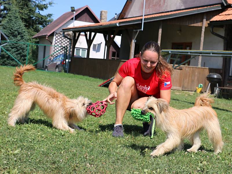 Jitka Hrdinová  je majitelkou výcvikového střediska Na konci světa. Se svými čtyřnohými mazlíčky zanechává v tuzemských i mezinárodních soutěžích v agility nesmazatelnou stopu.