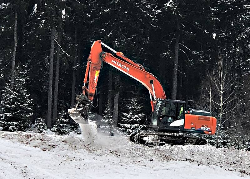 Štěpku zakrývající sníh v obří lednici odhrnou jen proto, aby do zásobníku doplnili další. Práce se ve Vysočina aréně rozjely naplno.