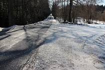 Krajská silnice II/350 u Cikháje v zimě, ilustrační foto