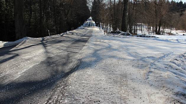 Krajská silnice II/350 u Cikháje v zimě, ilustrační foto