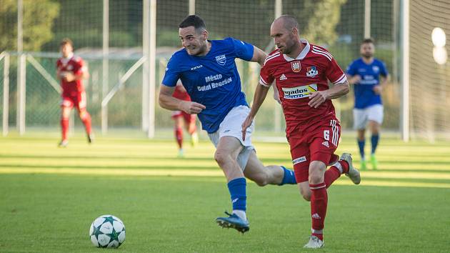 Není to pro fotbalisty Velkého Meziříčí podařený začátek sezony. Petr Dolejš (v červeném) spolu se svými spoluhráči ve dvou kolech MSFL nebodoval.