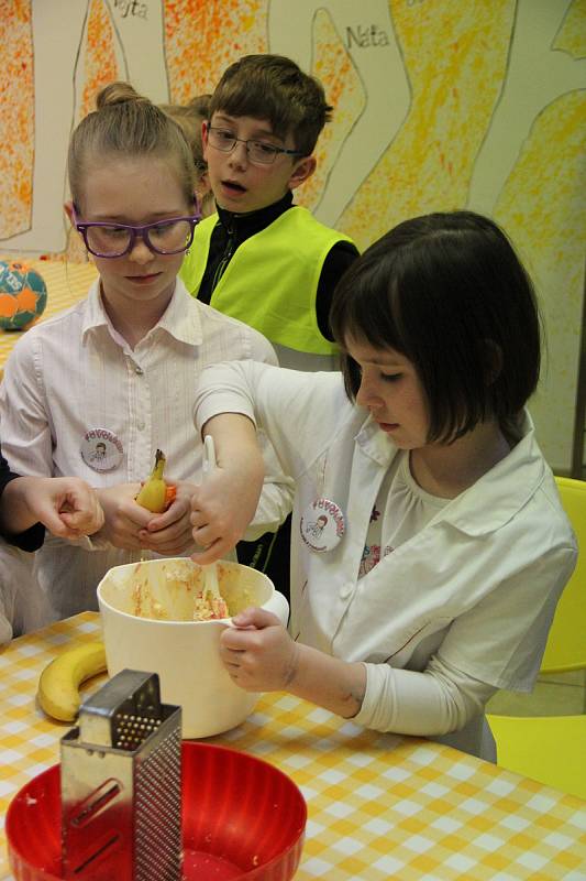 Školáci z Nížkova obešli v budově školy celkem osm stanovišť, kde se seznamovali s jednotlivými povoláními. K vidění byla práce pekaře, kuchařky, švadleny, vojáka, včelaře, truhláře, řezníka a paznehtáře.