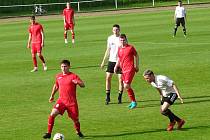 V sobotním utkání 23. kola moravskoslezské divize D zvítězili fotbalisté Staré Říše (v červeném) na stadionu Bystřice nad Pernštejnem (v černobílém) 2:0.