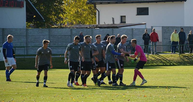 Ve šlágru 13. kola krajského přeboru Vysočiny zvítězili fotbalisté juniorky Nového Města (v šedých dresech) na hřišti Nové Vsi (v modrobílém) 3:0.