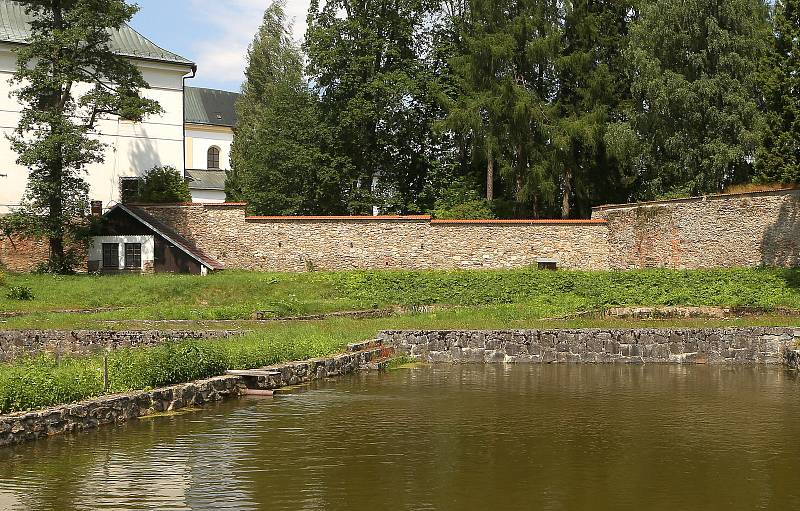 Zajímavý pohled na některá místa ve městě s odstupem desetiletí nabídne nová kniha Milana Šustra a Miloslava Lopaura nazvaná Žďár nad Sázavou včera a dnes.