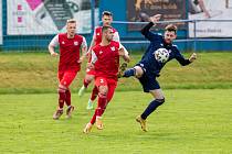 Fotbalisté Nového Města (v modrém) doma v sobotu zdolali Otrokovice (v červeném) těsně 1:0. Výrazně si tak přiblížili záchranu třetí ligy také pro nadcházející ročník.