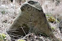 Na hraničním kameni byla zcela netypicky vyryta písmena SP doprovázená symbolem kotvy.