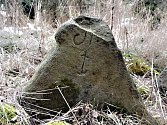 Na hraničním kameni byla zcela netypicky vyryta písmena SP doprovázená symbolem kotvy.