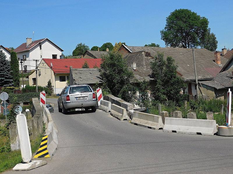 Po kamenném historickém mostě projede jen jedno auto, navíc je nyní zúžený betonovými bloky.