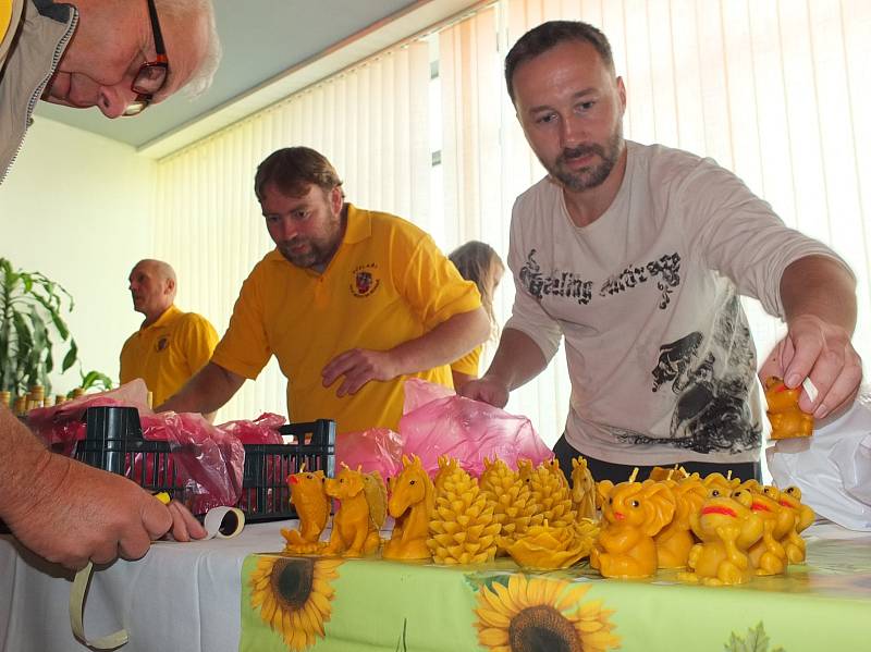 Slavnosti medu a vína byly kvůli nepřízni počasí přesunuty do kulturního domu.