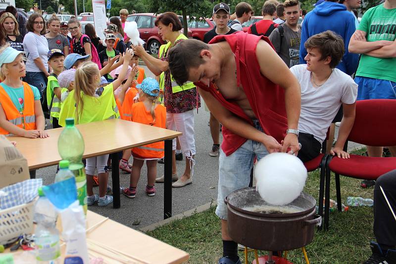 Před žďárskou poliklinikou byla k vidění řada zajímavých exponátů. Pomocí solární paraboly se dělal popcorn, světelná energie byla využita i při výrobě cukrové vaty. Zájemci mohli vyzkoušet také pokusy s magnety nebo si prohlédnout roadster Kaipan.