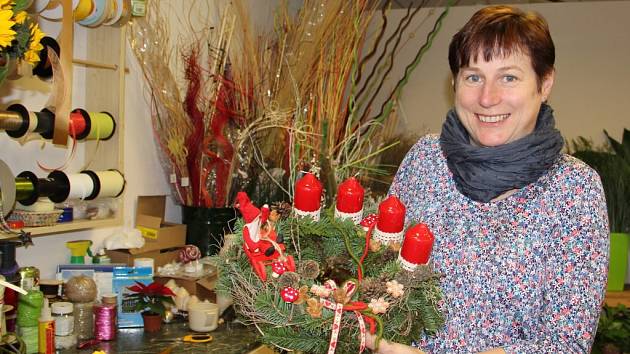 Advent a Vánoce jsou tématem víkendové prodejní výstavy Adventní ledové království, kterou ve Žďáře pořádá květinářství Marie Horákové (na snímku) Květinka. Výstava se otevře zítra v 10 hodin v Čechově domě. 