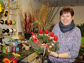 Advent a Vánoce jsou tématem víkendové prodejní výstavy Adventní ledové království, kterou ve Žďáře pořádá květinářství Marie Horákové (na snímku) Květinka. Výstava se otevře zítra v 10 hodin v Čechově domě. 