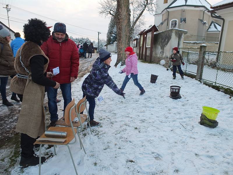 Na setkání u vánočního stromu v Nížkově na Žďársku nechyběl bohatý program pro děti i pro dospělé.
