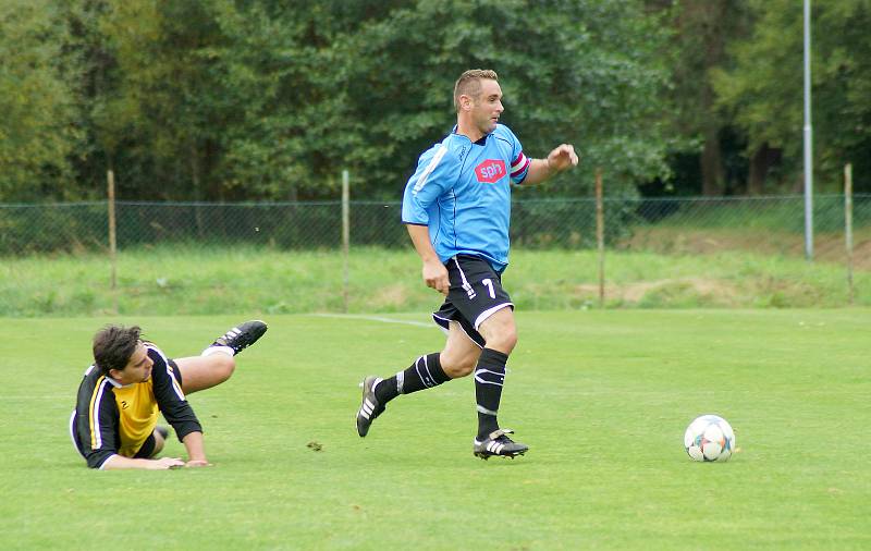 Devět gólů nasázelo v sobotu béčko Bystřice (v modrém) fotbalistům Křoví (v černých dresech).