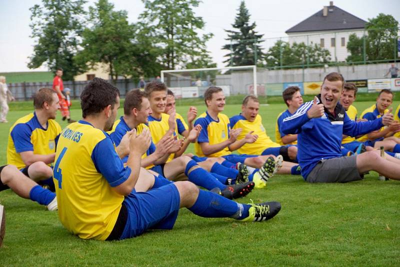 V Nové Vsi létaly špunty vzduchem. Po domácí výhře 6:2 nad Hrotovicemi je o postupujícím z I. A třídy jasno. Krajský přebor se po třech letech vrátí na Novoměstsko.