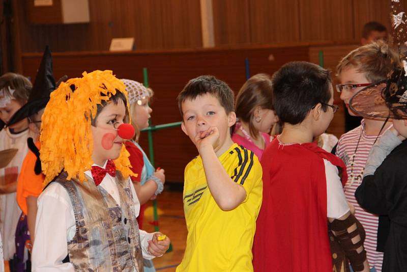Děti v maskách soutěžily, tančily i řešily různé vědomostní kvízy, přičemž odměnou jim byly bonbony. Do masopustního kostýmu se oblékl i ředitel školy Jaroslav Ptáček. 