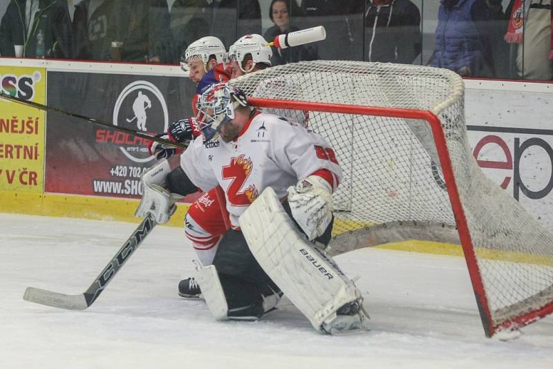 Ve čtvrtek se hrály třetí zápasy čtvrtfinálové série play-off druhé hokejové ligy. V krajském derby využili domácího prostředí brodští Bruslaři, kteří proti Žďáru nad Sázavou získali mečbol.