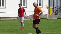 Okresním přeborníkem na Žďársku jsou v sezoně 2021/2022 fotbalisté Křižanova (v oranžových dresech). Rozhodli o tom sobotní remízou 2:2 proti rezervě Nové Vsi.