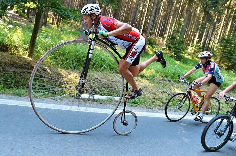 Charitativní akce Na kole dětem Žďárskými vrchy se v sobotu zúčastnilo asi 250 cyklistů. 