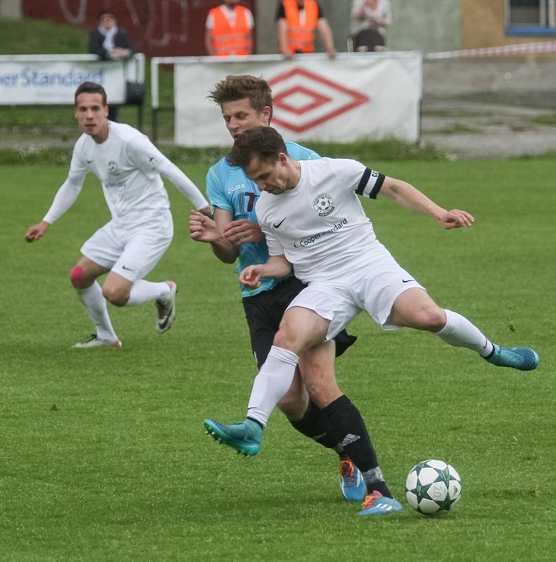 Pouťové derby mezi domácím Žďárem nad Sázavou (v bílém)  a Velkou Bíteší bylo rozhodnuté již po pětačtyřiceti minutách. FC Žďas vedl v poločase už 3:0, po změně stran pak přidal ještě další dvě branky.