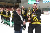 Posledním vítězem Vesnické hokejové ligy se stali loni v březnu hráči Bohdalce, kterým předal vítězný pohár hlavní pořadatel soutěže Karel Daniel (vlevo).